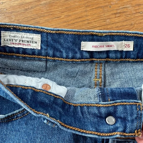 Levi’s premium ribcage denim shorts - Picture 3 of 8